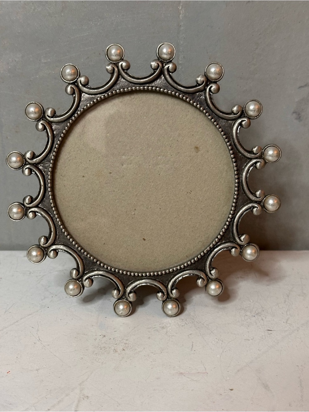 MINI ROUND PICTURE FRAME PEWTER WITH PEARL ACCENTS - Picture 2 of 6